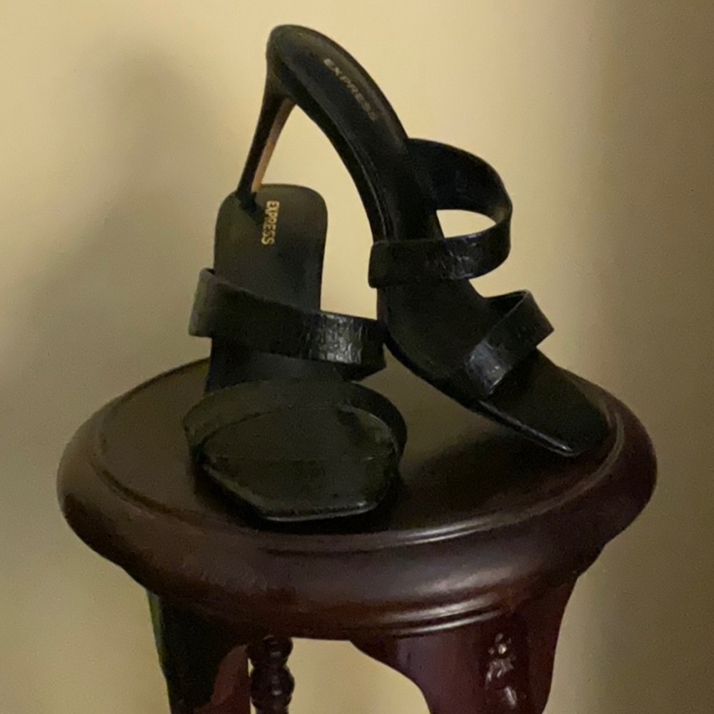 Classic Black Leather Shoes with Vintage Design and Curved Soles